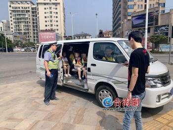 未取得校車標(biāo)牌、超員、未隨車攜帶駕駛證 漳州一“黑校車”被罰萬(wàn)元并扣分扣車