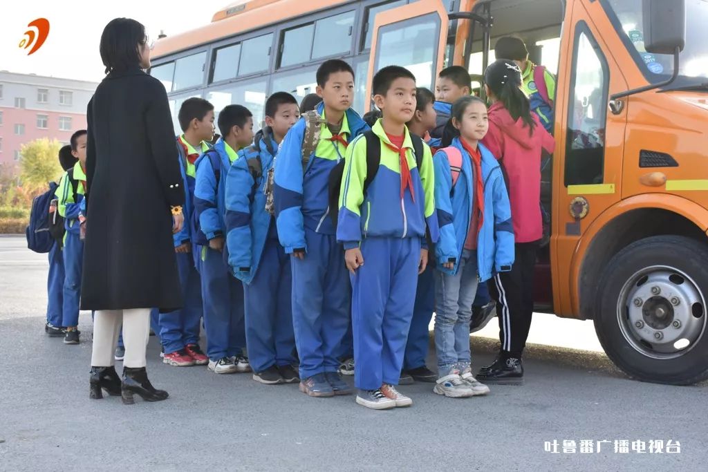 不忘初心 牢記使命 愛心校車溫暖上學(xué)路