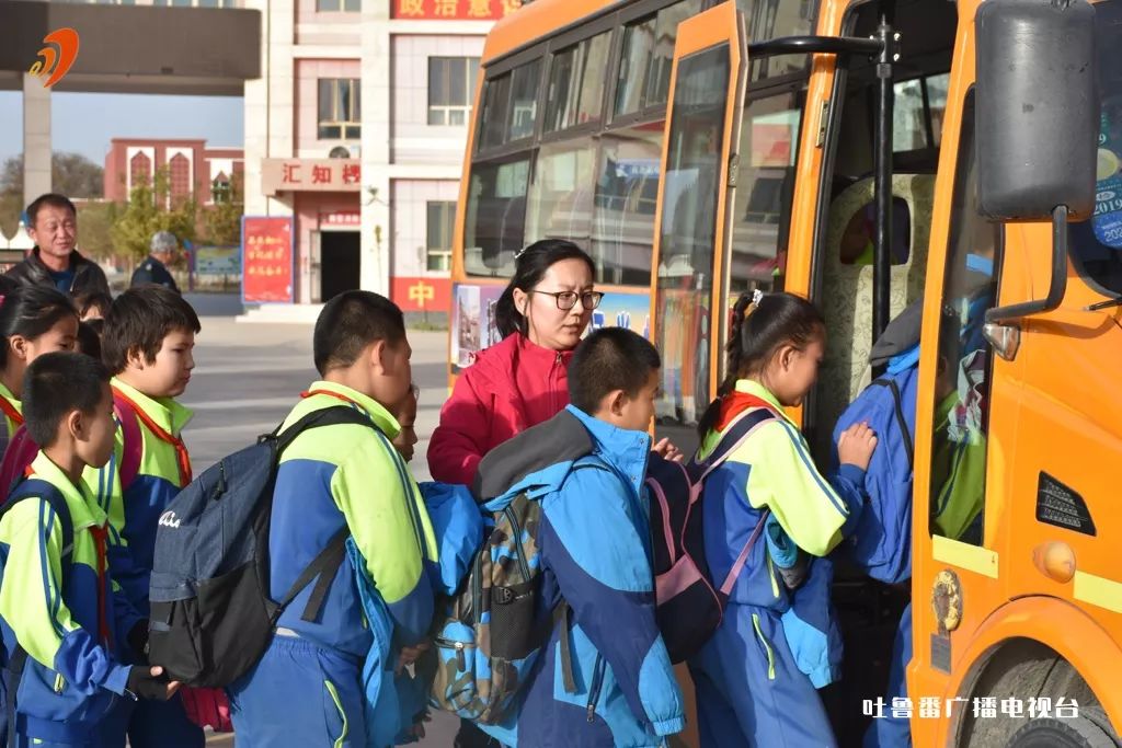 不忘初心 牢記使命 愛心校車溫暖上學(xué)路