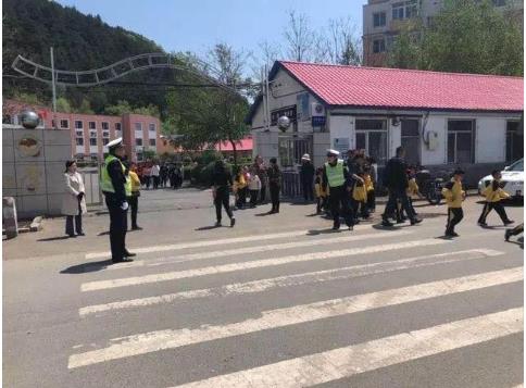 一校一策保安全 吉林省交警全力護航開學(xué)